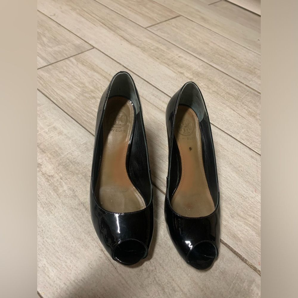 Tory Burch Rea Black Patent Peep Toe Heels - Picture 4 of 14
